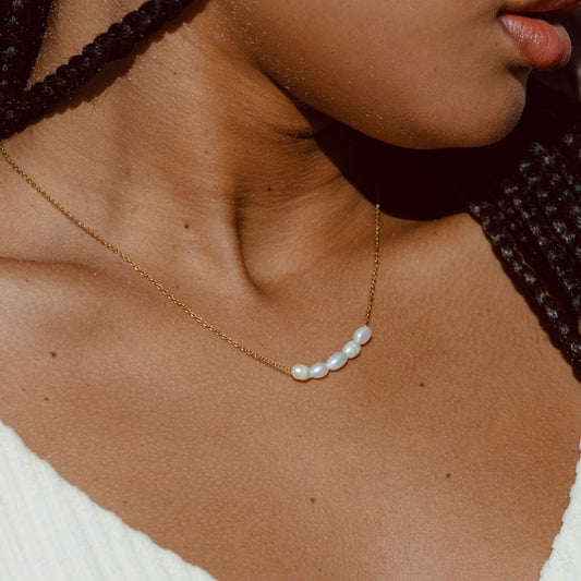 Delicado collar de perlas de agua dulce 