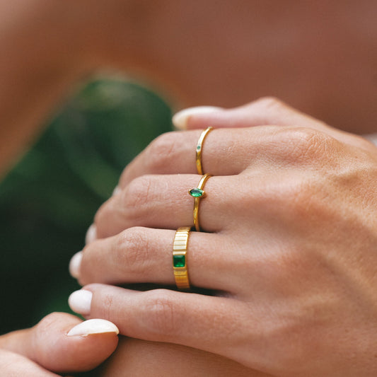 Anillo de esmeralda delicada