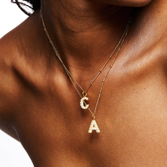 Collar con inicial de perla